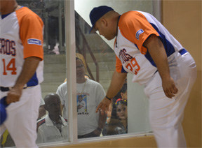 Jugadores de Cabo Rojo y Yauco saludaron a Mario Ñato Ramírez. (Foto / Suministrada)