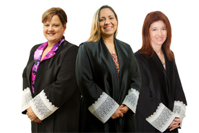 De izquierda a derecha: Hon. María del Carmen Berríos Flores, Jueza de la Corte de Drogas de Ponce; Hon. Wanda Cruz Ayala, Jueza de la Corte de Drogas de San Juan y Hon. Aixa Rosado Pietri, Jueza de la Corte de Drogas de Mayagüez. (Foto / Suministrada)