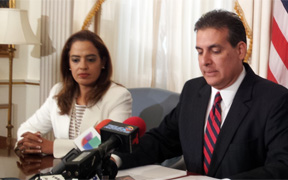 El presidente del Senado Eduardo Bhatia junto a la senadora Rossana López. (Foto / CyberNews)