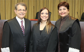 La licenciada Margarita Mercado Echegara (al centro) fue juramentada por el juez presidente del Tribunal Supremo de Puerto Rico, Federico Hernández Denton (izquierda). (Foto / Suministrada)