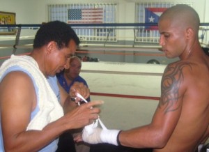 González junto a Don Félix Trinidad. (Foto/Suministrada)