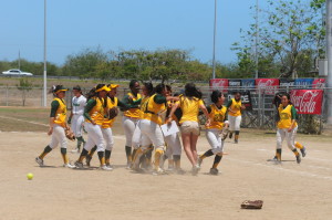 Las Tigresas de la Interamericana celebran su bronce en el sóftbol femenino de la LAI. (Foto/Suministrada)
