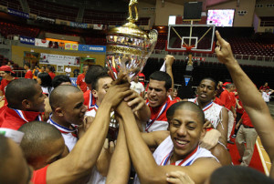 Los Gallitos del Recinto de Río Piedras de la UPR se proclamaron campeones nacionales en el baloncesto masculino de la  (LAI) en el 2011. (Foto/Suministrada)