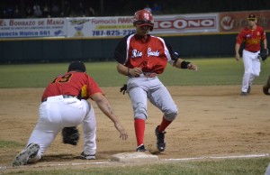 José Rosa (Río Grande) regresa a tiempo a la primera base, defendida por José Gerardo León (19-Coamo). (Foto/suministrada)