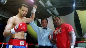 Carlos Lopez celebrando victoria junto a su padre en el ring. (Foto/Suministrada)