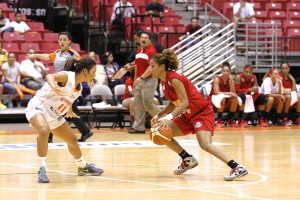 Carla Cortijo se mueve con la bola frente a la mirada de Sheyla Martínez. (Foto/Suministrada)
