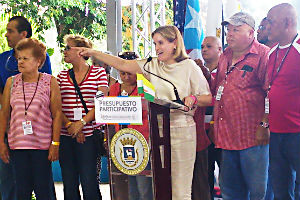 La alcaldesa de San Juan, Carmen Yulín Cruz, junto con líderes comunitarios de la comunidad de Caimito, participante de la votación del primer presupuesto participativo en San Juan, y Puerto Rico. (Foto/Suministrada)