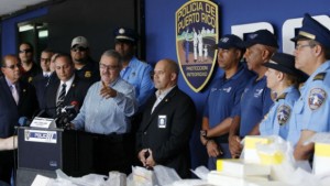 José Caldero, superintendente de la Policía, junto a oficiales de la Uniformada. (Foto/Suministrada)