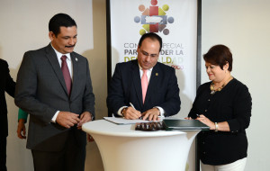 Presidente de la Cámara firma acuerdo entre la UPR y Familia. (Suministrada)