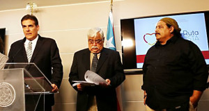 El presidente del Senado, Eduardo Bhatia, junto al senador, Miguel Pereira y el salubrista, José Vargas Vidot. (Foto/Suministrada)