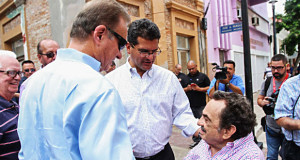 El alcalde de Bayamón, Ramón Luis Rivera, hijo junto al comisionado residente, Pedro Pierluisi y un seguidor. (Foto/Suministrada)
