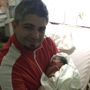 Jean-Michael Millán Martínez junto a su recién nacida. (Foto/Suministrada)