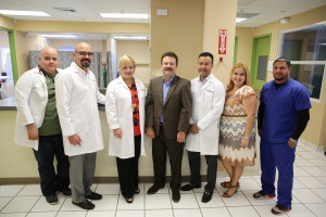 El alcalde de Carolina, José Carlos Aponte junto a doctores de la Sala de Urgencias de Barrazas Carolina. (Foto/Suministrada)