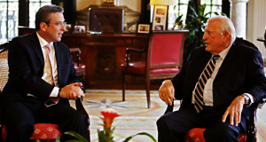 El gobernador, Alejandro García Padilla conversa con el exgobernador, Carlos Romero Barceló. (Foto/Suministrada)