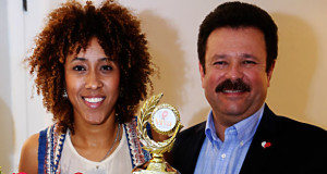 La jugadora Carla Ortiz, junto al alcalde de Carolina, José Carlos Aponte.  (Foto/Suministrada)