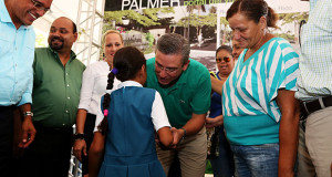 El gobernador, Alejandro García Padilla inauguró el Portal Palmer Río Grande junto al alcalde, Ángel "Boris" González. (Foto/Suministrada)