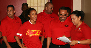 Carla Cortijo junto a parte del equipo de trabajo de las Gigantes de Carolina. (Foto/Archivo)