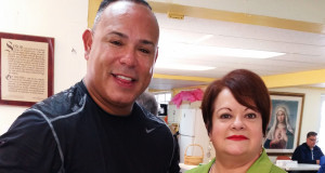La secretaria de la Familia, Idalia Colón Rondón, comparte con el expelotero de Grandes Ligas, Carlos Baerga durante el evento “Apoyando tu recuperación”.  (Foto/Suministrada)