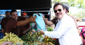 José Carlos Aponte, alcalde de Carolina en el Mercado Agrícola. (Foto/Suministrada)