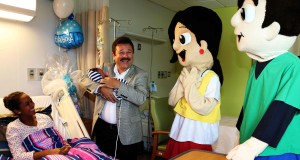 José Carlos Aponte, alcalde de Carolina recibe al primer bebé nacido en el Hospital Doctor Center San Fernando de la Carolina. (Fotos/Suministrada)