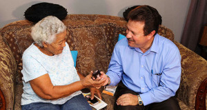 Alcalde de Carolina, José Carlos Aponte entrega celular a beneficiaria del programa "Alerta Dorada". (Foto/Suministrada)