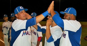 Yomar Cruz (a la izquierda) pegó el hit que empujó la carrera de la ventaja de los Marlins. (Foto/Suministrada)