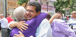 El líder estadista, Pedro Pierluisi junto a una seguidora. (Foto/Suministrada)
