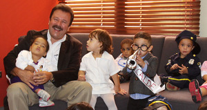 El Alcalde de Carolina comparte con varios niños disfrazados. (Foto/Suministrada)