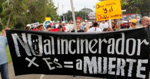 Gente de la comunidad marcha contra la incineradora en Arecibo. (Foto/Suministrada) 