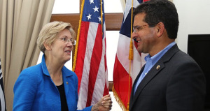 La senadora Elizabeth Warren comparte con el comisionado residente, Pedro Pierluisi. (Foto/Suministrada)