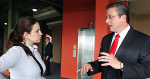 El gobernador, Alejandro García Padilla conversa con la periodista de Presencia PR, Janery Astacio. (Foto/Archivo)