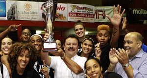 El alcalde de Carolina José Carlos Aponte celebra junto a las Gigantes tras conquista el título de baloncesto femenino. (Foto/Suministrada)