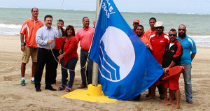 El alcalde de Carolina iza 11va bandera azul que recibe Carolina por la excelencia ambiental. (Foto/Suministrada)