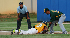 Harold Figueroa (18-Luquillo) se desliza en la primera base, defendida por Christian Santiago (Villalba). (Foto/Suministrada)