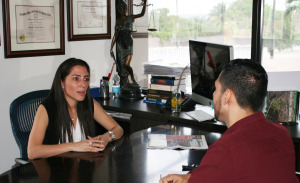 Licenciada, Alexandra Lúgaro junto al periodista de Presencia, Héctor Álvarez. (Fotos por José Rafael Hernández Pérez)