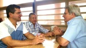Pedro Pierluisi dialoga con el alcalde de Guaynabo, Héctor O'Neill y Carlos Pesquera. (Foto/Sumunistrada)