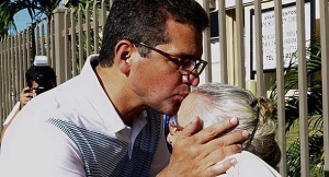 Pedro Pierluisi, precandidato a la gobernación por el Partido Nuevo Progresista (PNP) junto a una seguidora. (Foto/Suministrada)