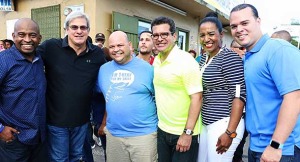 Pedro Pierluisi, junto a Carlos Pesquera, Eddie Manso, su esposa y seguidores de la campaña del Comisionado Residente. (Foto/Suministrada)