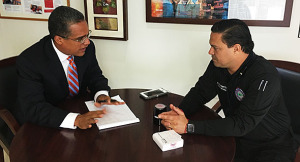 En la foto, el senador Luis Daniel Rivera conversa con el director ejecutivo de la AEMEAD Ángel Crespo. (Foto/suministrada)