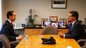 El comisionado residente en Washington, Pedro Pierluisi, comparte con el Secretario de la Vivienda federal (HUD, por sus siglas en inglés), Julián Castro. (Foto/suministrada)