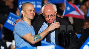El cantante Residente junto al candidato presidencial demócrata Bernie Sanders. (Foto/suministrada)