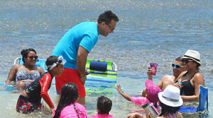 Alcalde de Luquillo orienta a niños y padres sobre importancia de mantener limpias las playas. (Foto/Suministrada)