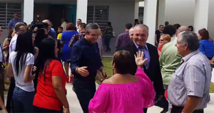 Alejandro García Padilla comparte con seguidores durante su visita a la escuela. (Foto/Toma de Pantalla)