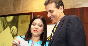 Maritere Gonzalez, junto al presidente del Senado, Eduardo Bhatia. (Foto/Suministrada)