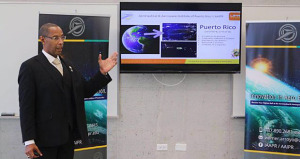El profesor, Wilmer Arroyo, director ejecutivo del IAAPR,  expone la propuesta de desarrollo socioeconomico para Puerto Rico. (Foto/Suministrada)