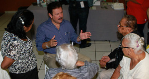 Alcalde Aponte conversó con los ciudadanos sobre los servicios municipales. (Foto/Suministrada)
