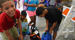 Los niños recibieron mochilas con efectos escolares. (Foto/Suministrada)
