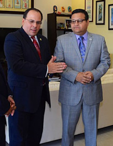 El alcalde de Caguas, William Miranda Torres junto al presidente cameral, Jaime Perelló. (Foto/Suministrada) 