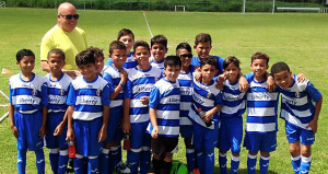 Alcalde de Fajardo, Aníbal Meléndez junto a jovencitos participantes del “Fajardo Soccer Fest”. (Foto/Suministrada)