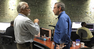 El gobernador, Alejandro García Padilla, conversa con el director de Transmisión y Distribución de la Autoridad de Energía Eléctrica. (Foto/Suministrada)